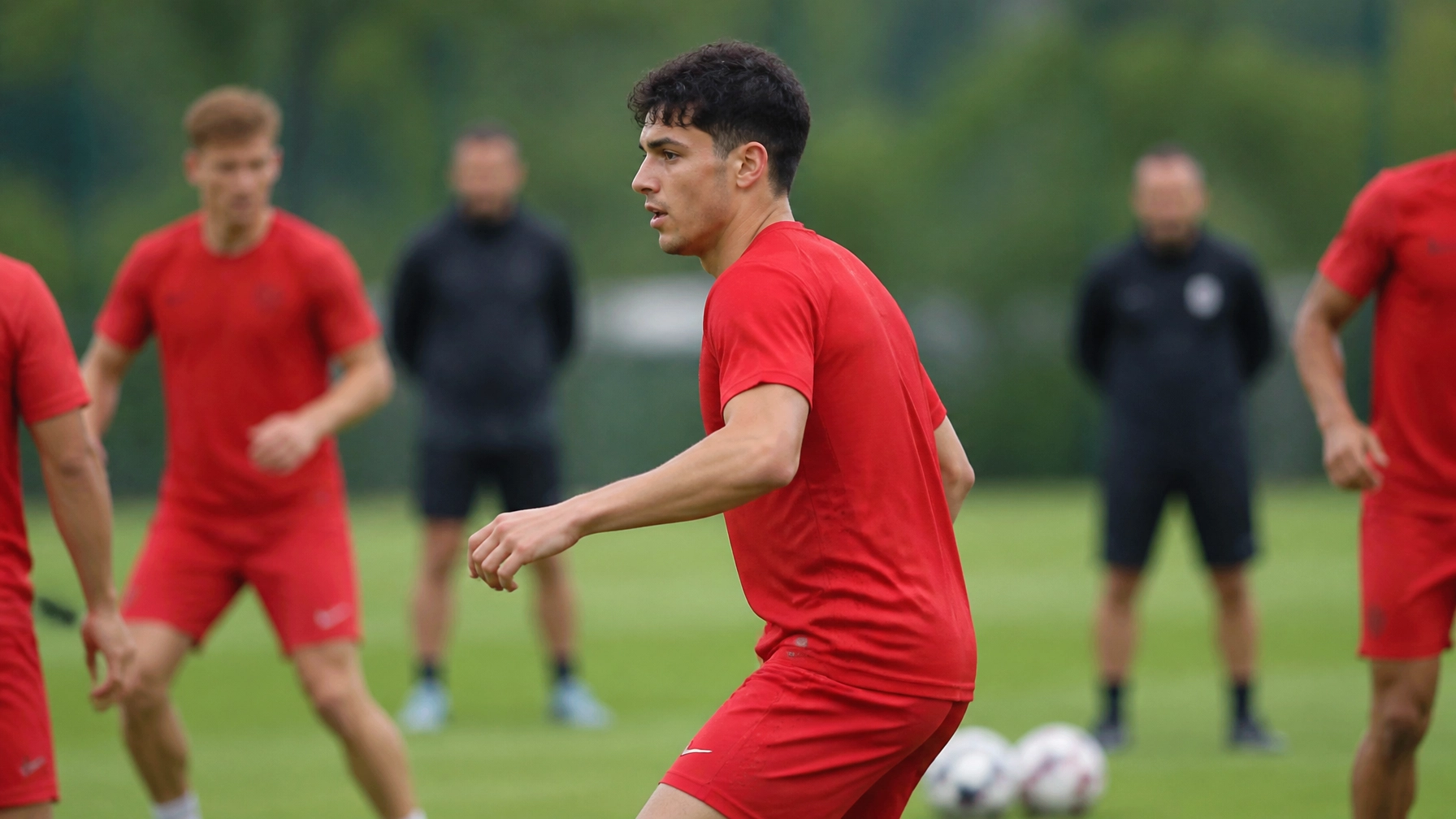 Junger offensiver Mittelfeldspieler während einer kontrollierten Trainingseinheit