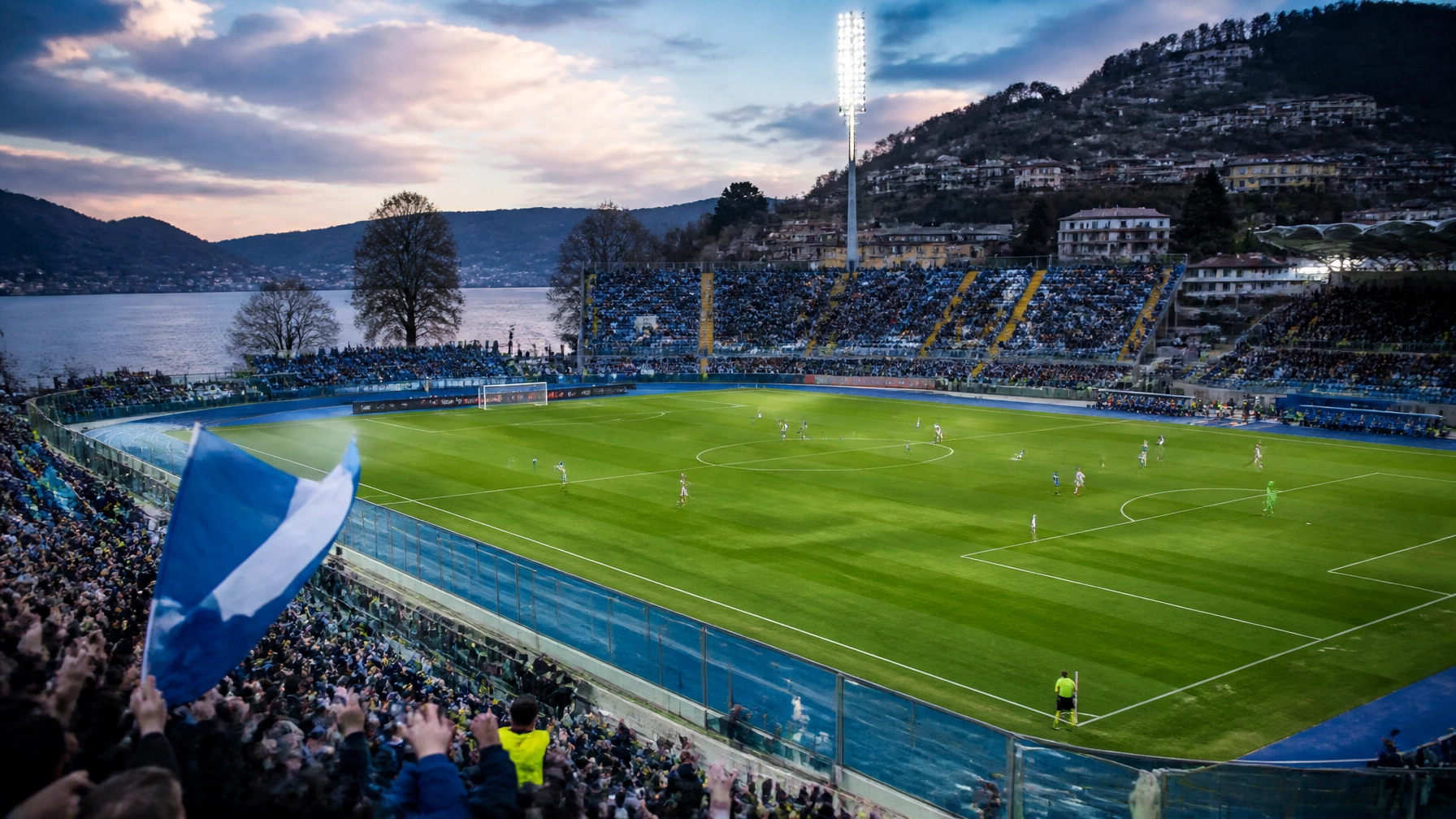 Italienische Stadionkulisse bei einer europäischen Fußballnacht ohne Branding