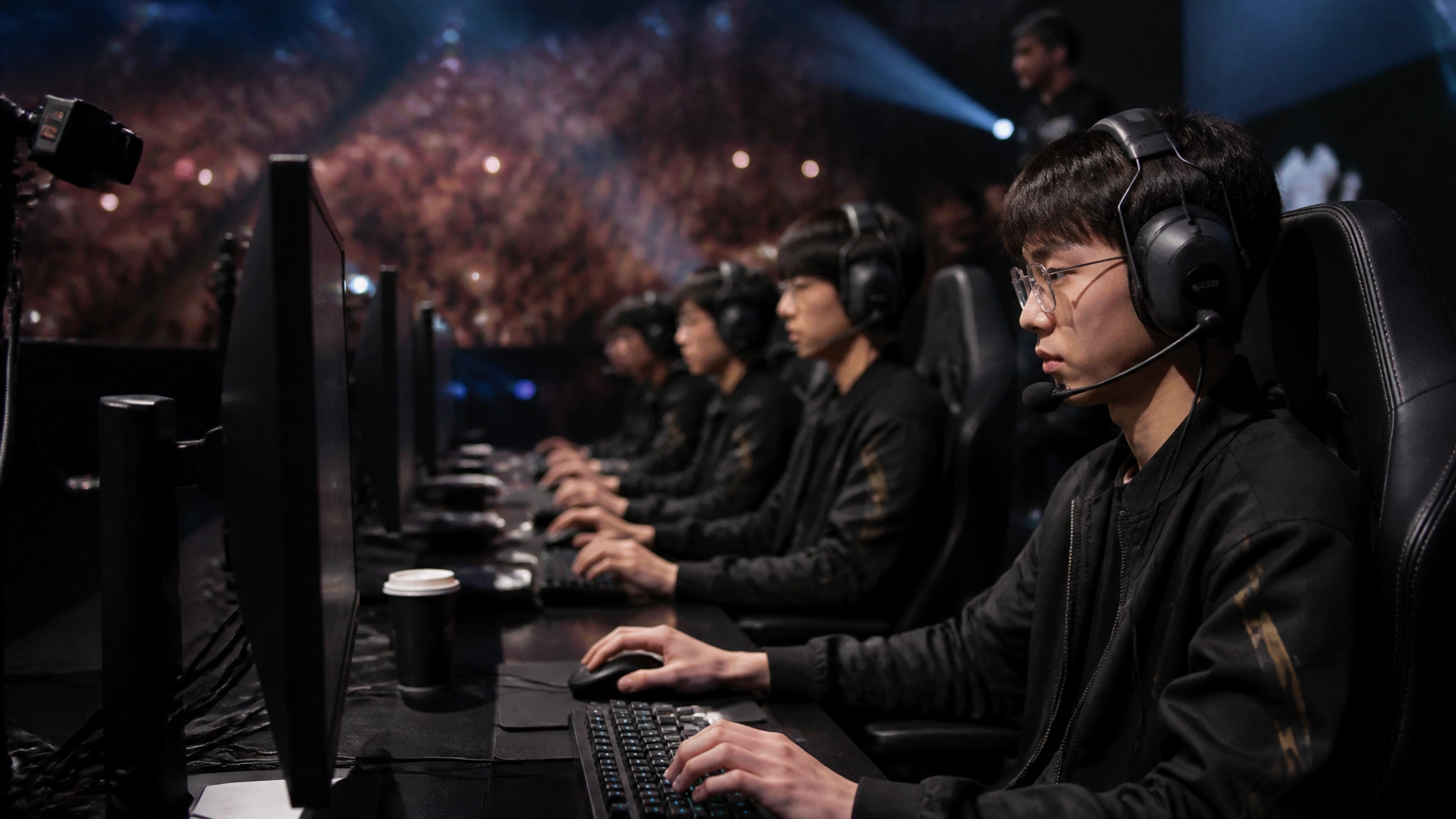 League-of-Legends-Spieler auf einer beleuchteten internationalen E-Sports-Bühne