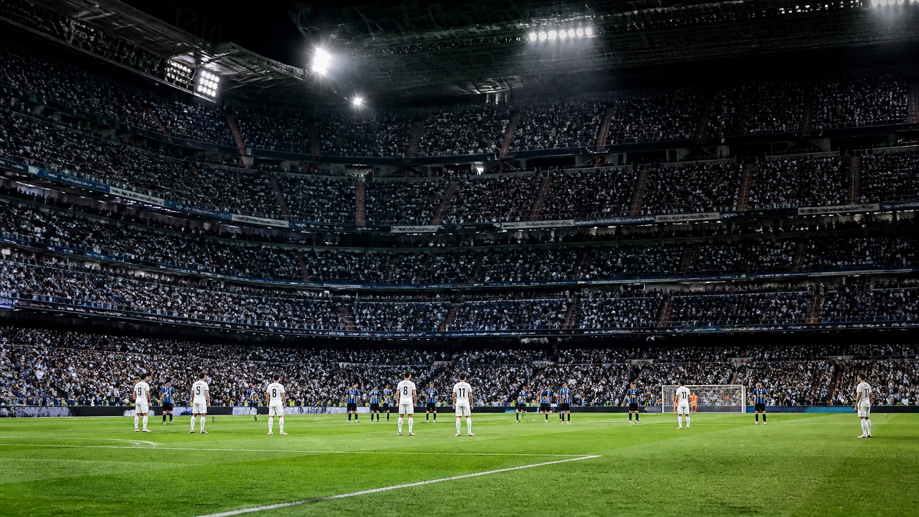 Fotorealistische Stadionatmosphäre bei einem europäischen Fußballspiel ohne Logos