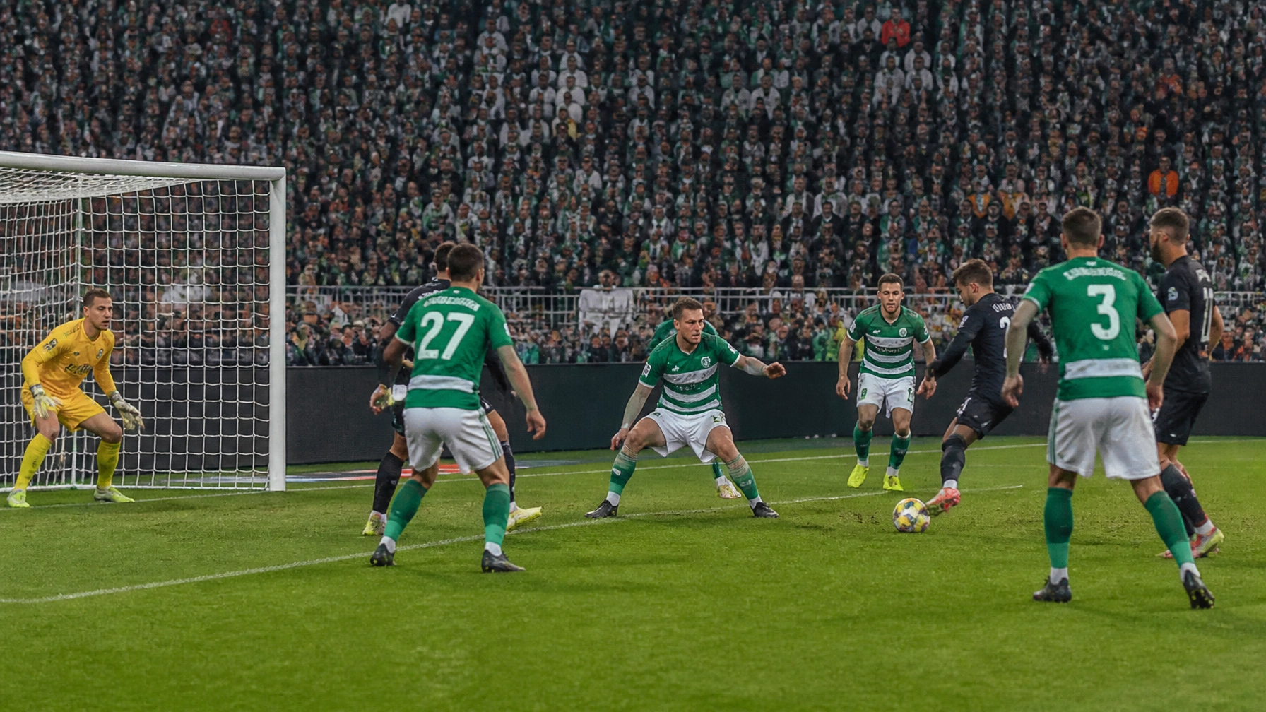 Werder Bremen verteidigt im Weserstadion gegen einen roten Angriff – realistische Matchszene ohne Logos