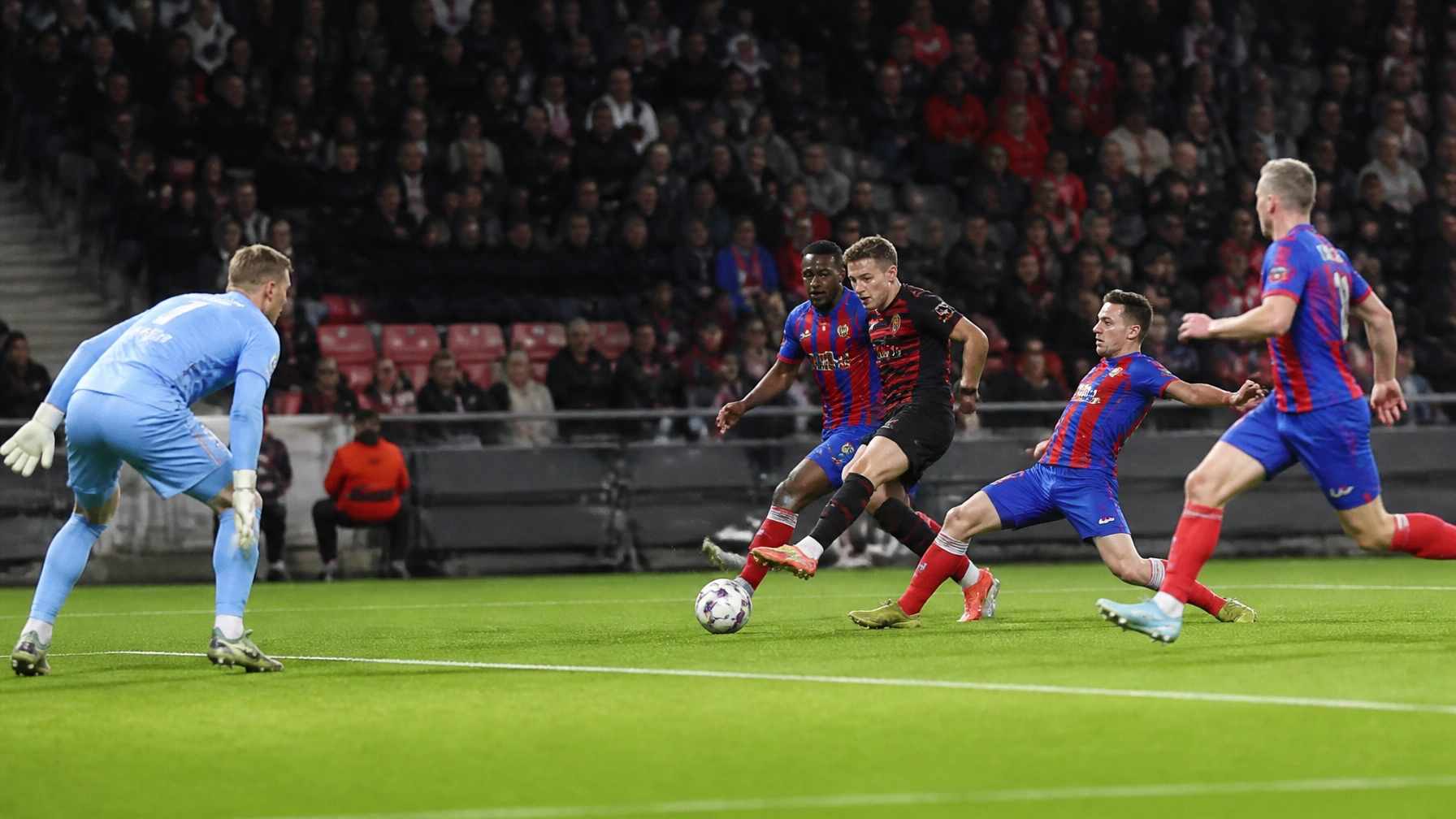 Realistische Spielsituation im Strafraumbereich bei FC Midtjylland gegen FC Nordsjælland