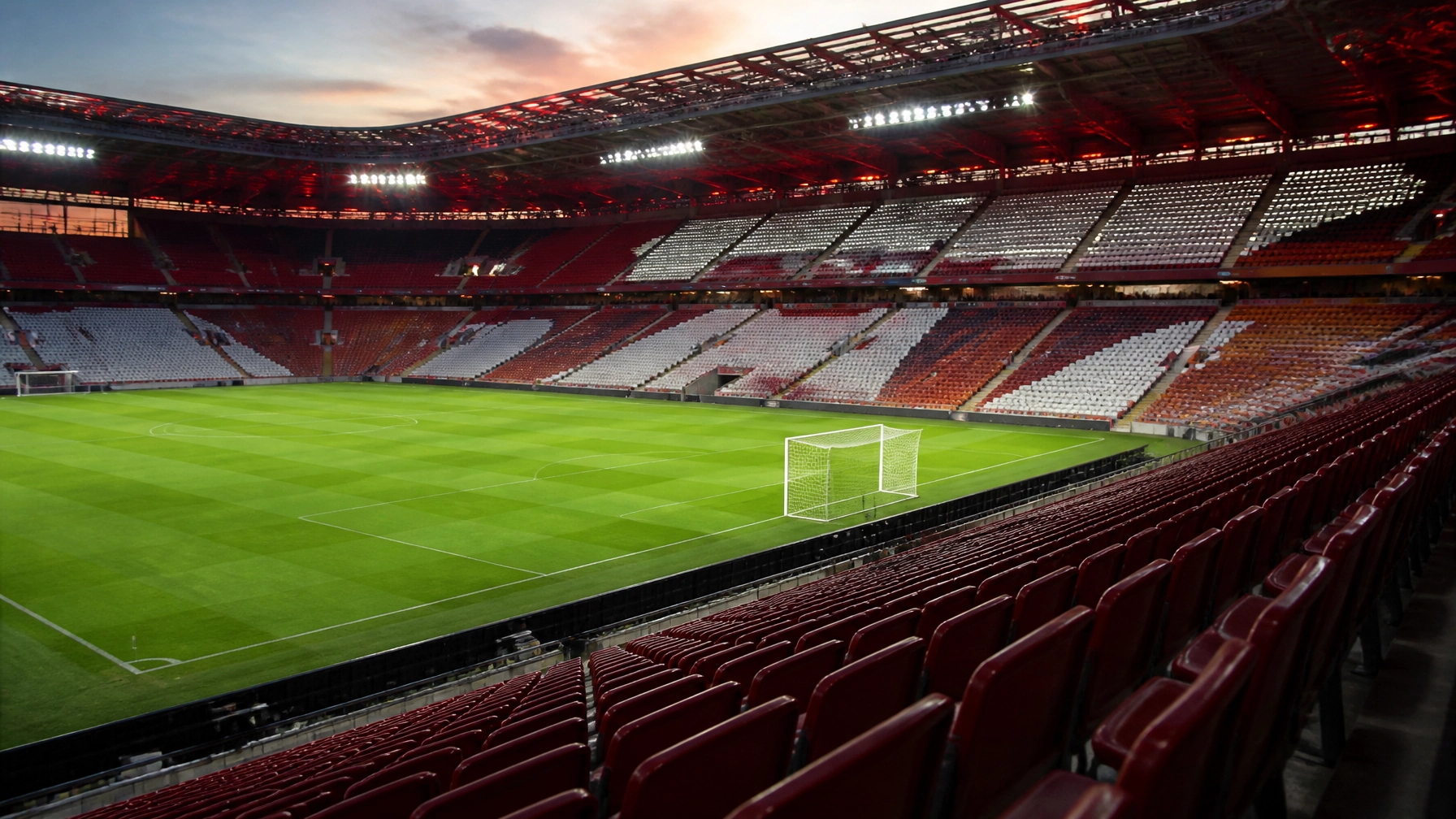 Leeres Fußballfeld in einer modernen Arena kurz vor dem Anpfiff bei Abendlicht