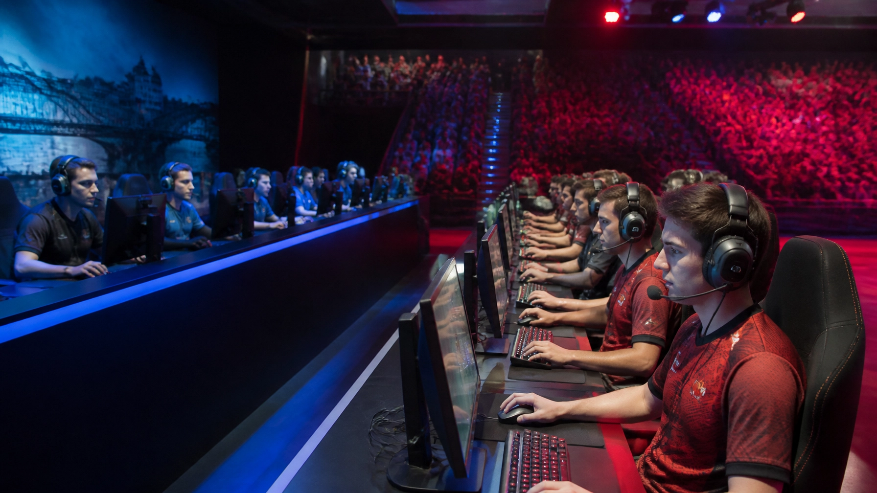 CS2-Playoff-Szene mit professionellen Spielern auf einer modernen E-Sports-Bühne