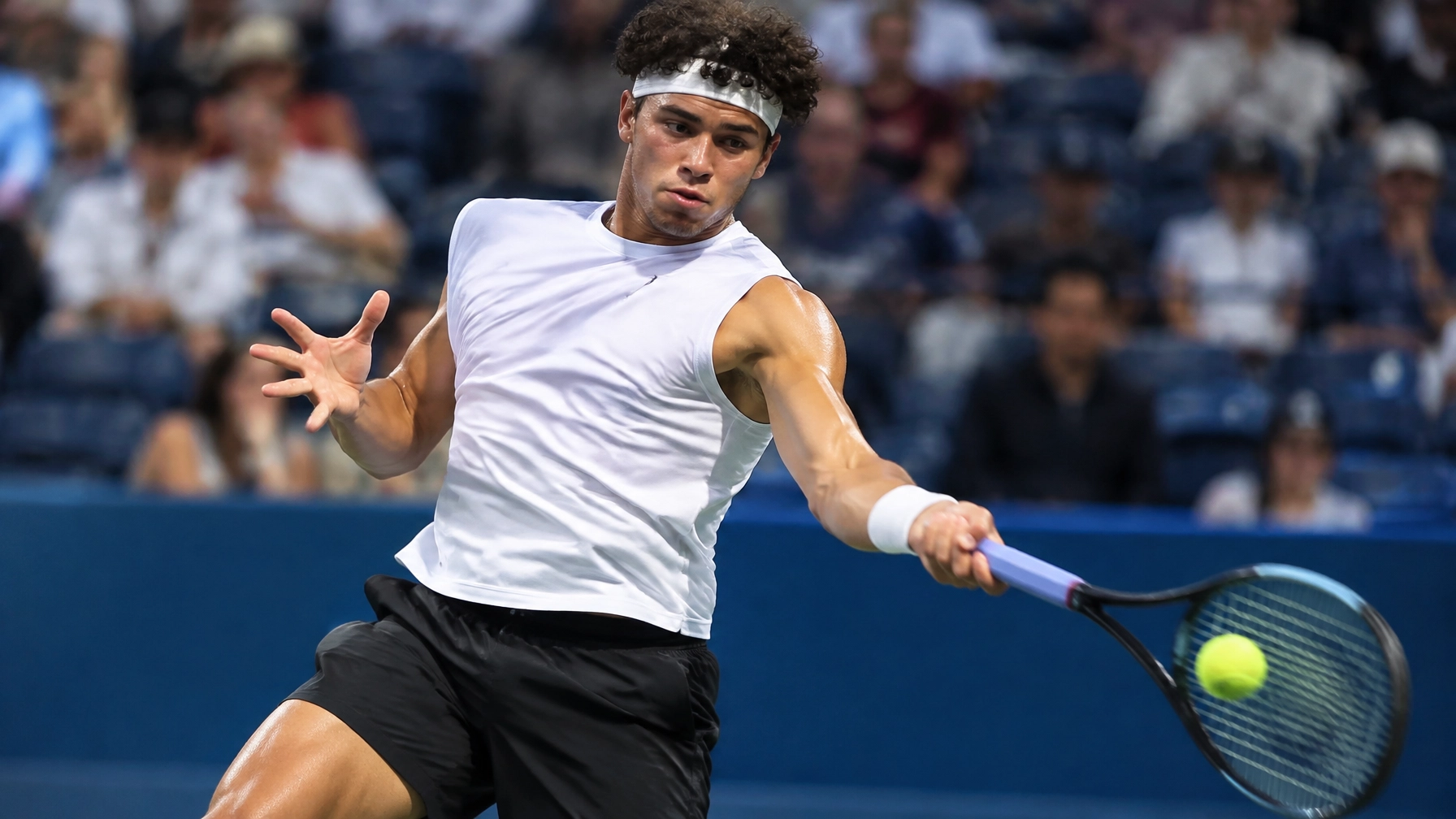 Ben Shelton bei einem aggressiven Vorhandschlag im Arthur Ashe Stadium