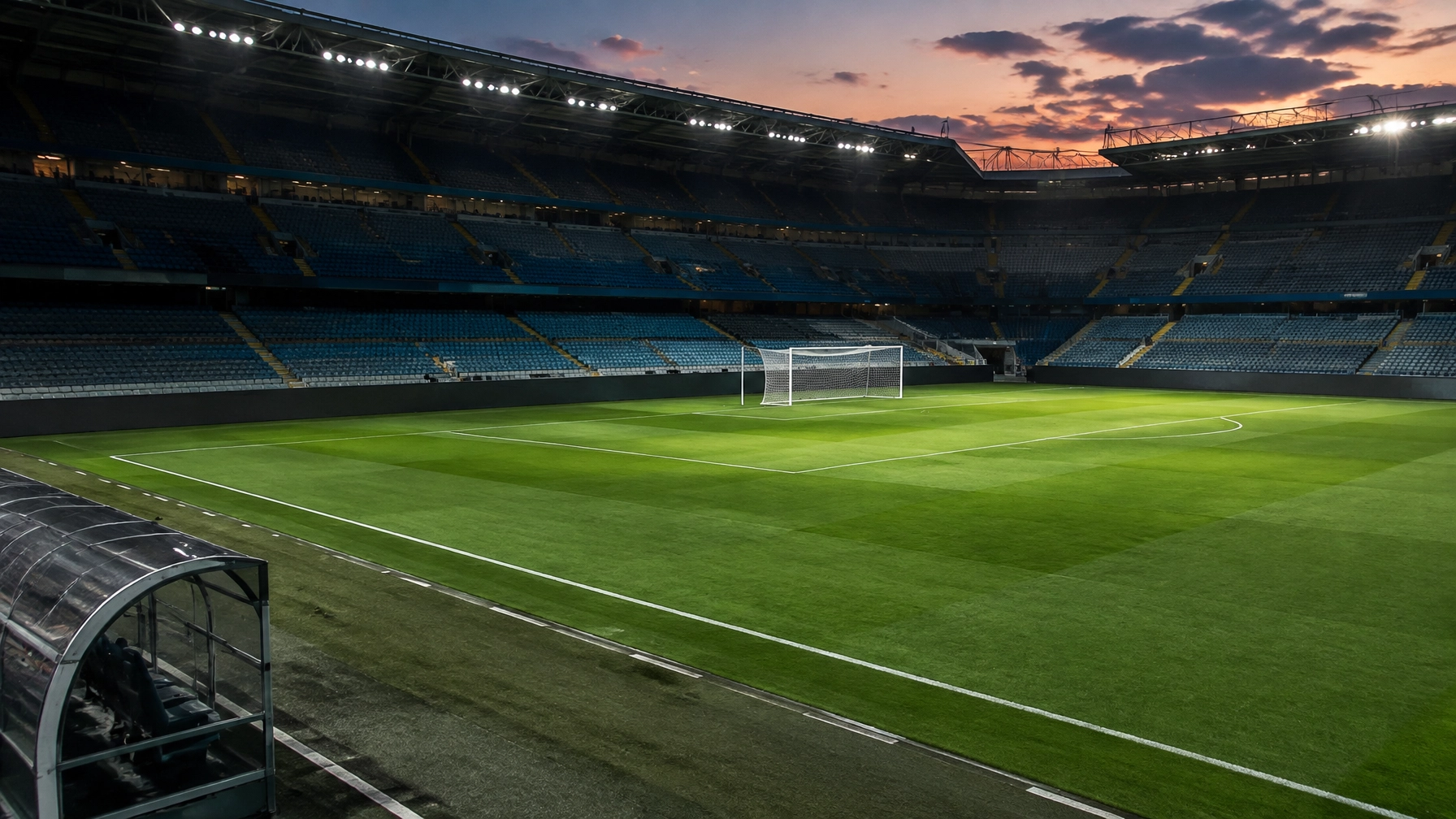 Fußballfeld und Strafraum im italienischen Stadion bei Dämmerung
