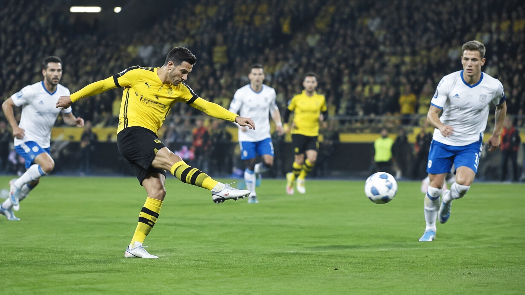 Dortmunder Angriff im Flutlicht gegen Paderborn
