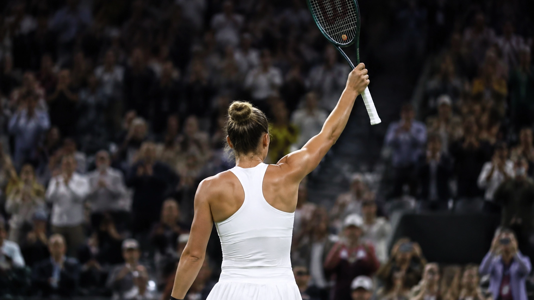Tennisfinale unter Flutlicht mit siegreicher Spielerin