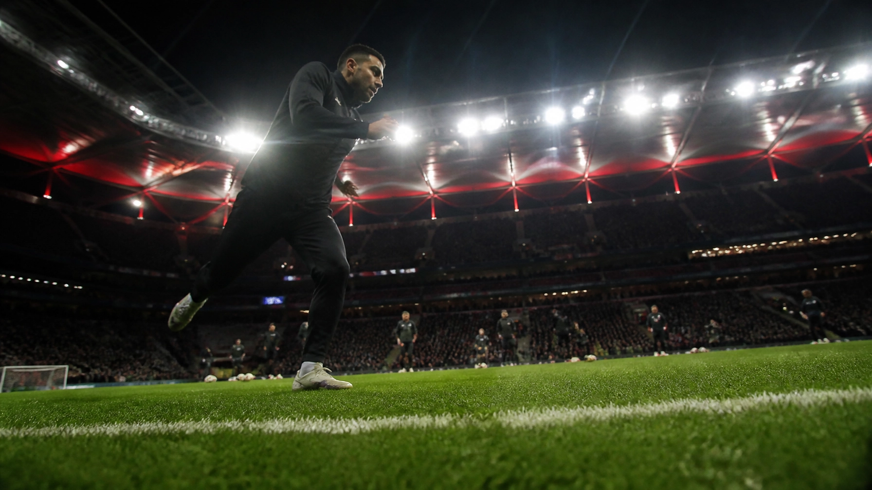 Fotorealistisches Frankfurter Stadion vor einem Bundesliga-Spiel gegen Augsburg ohne Logos oder Text