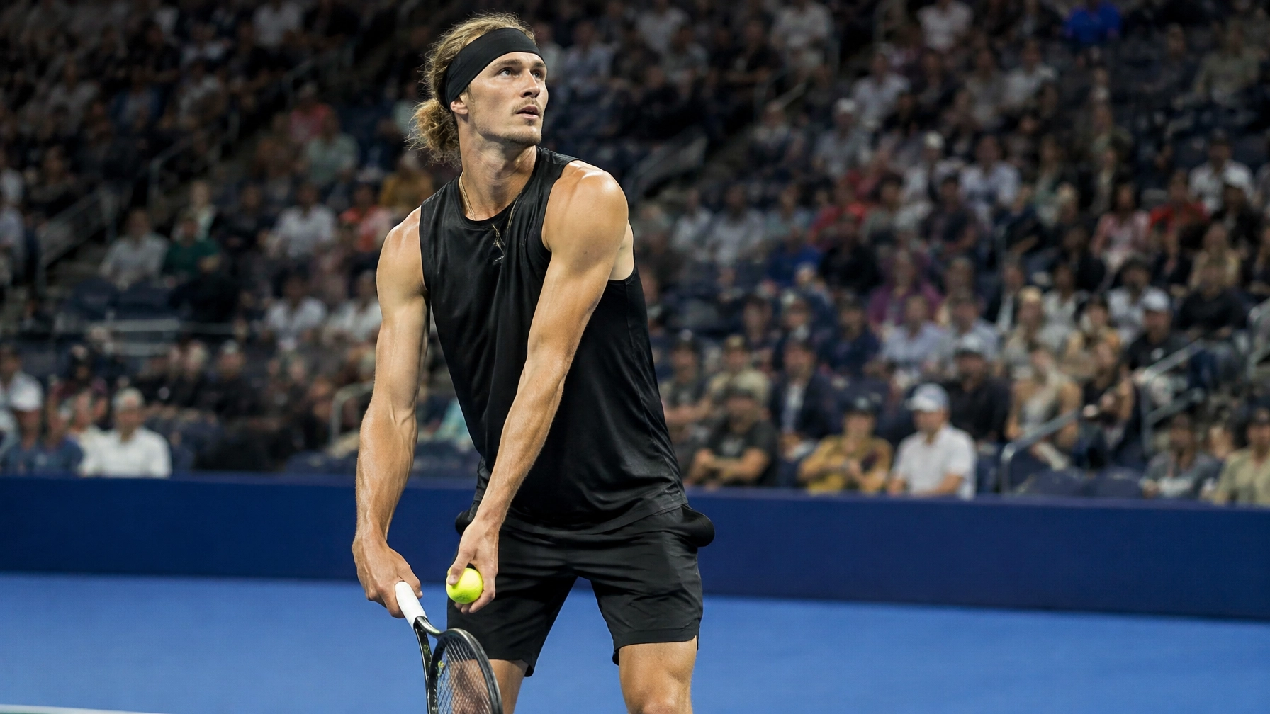 Alexander Zverev beim Aufschlag auf dem Hartplatz im US-Open-Stadion