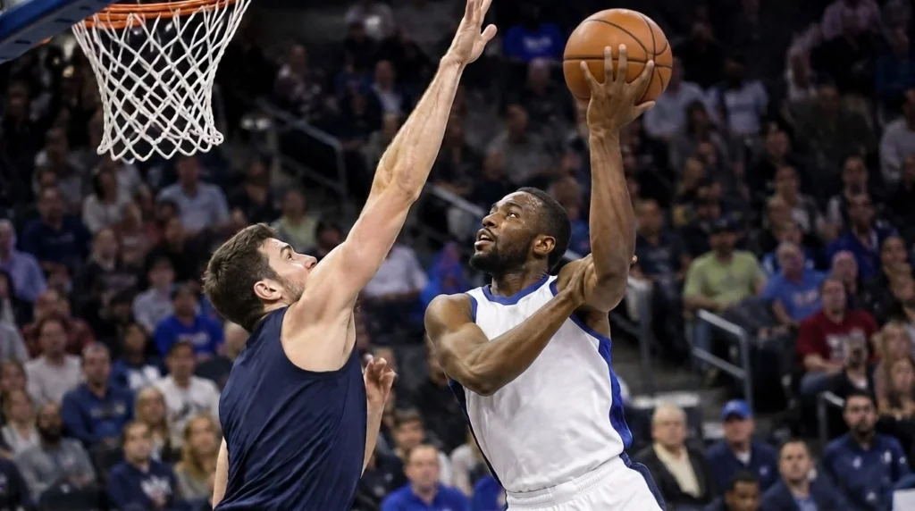 Zwei Basketballspieler im Zweikampf unter dem Korb, einer wirft den Ball Richtung Korb, dahinter dicht besetzte Zuschauerreihen